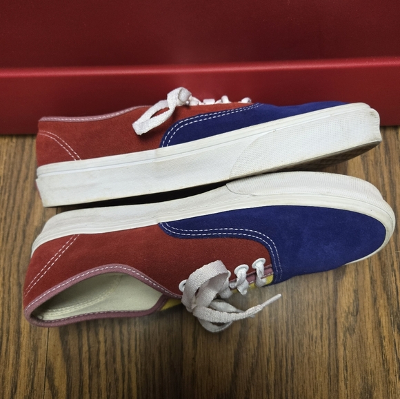 Unisex Vans Low Top Lace Up Suede Sneakers. - Picture 4 of 6